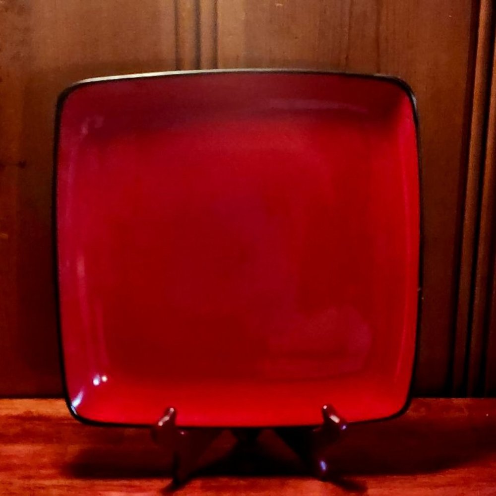 HOME TRENDS Rave Red 10.75" Square Stoneware Dinner Plate